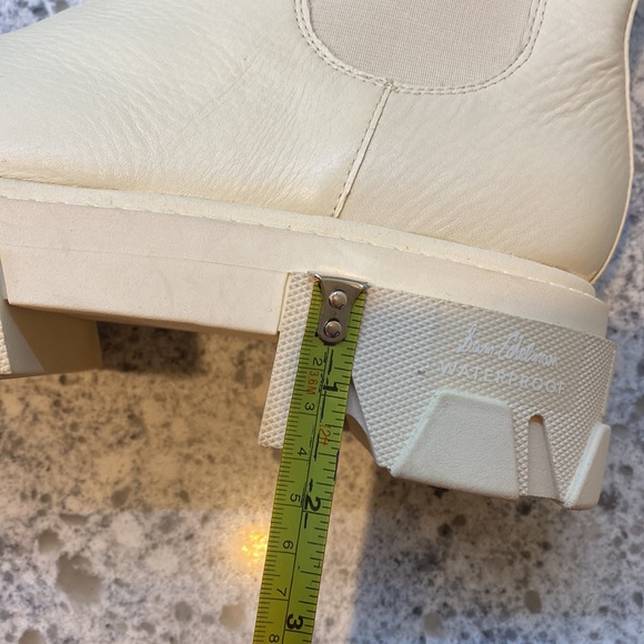 Sam Edelman Women's Daelyn Chelsea Boot
Leather upper cream size 9 - Picture 8 of 9